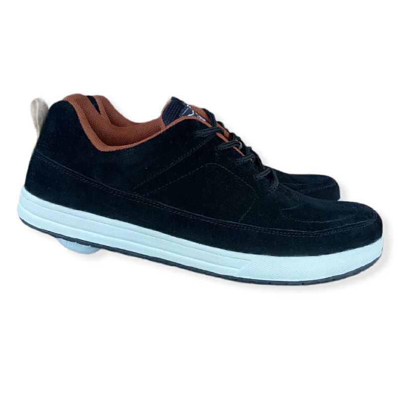 Sepatu casual hitam pria