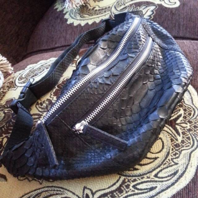 Tas pinggang pria kulit ular