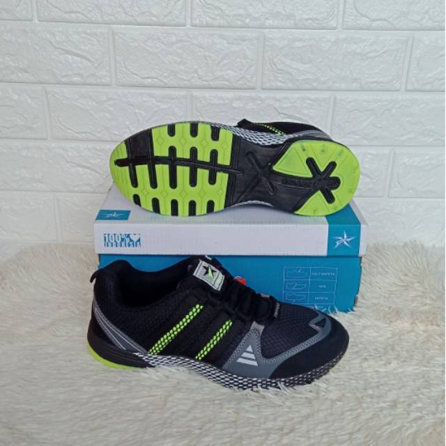 SEPATU  SNEAKERS/OLAHRAGA TREKKERS