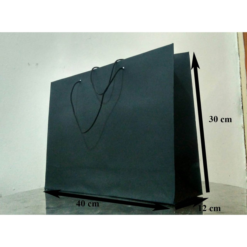 

Paperbag warna hitam - bahan Jemani 210 gr - ( 40x 12x 30)