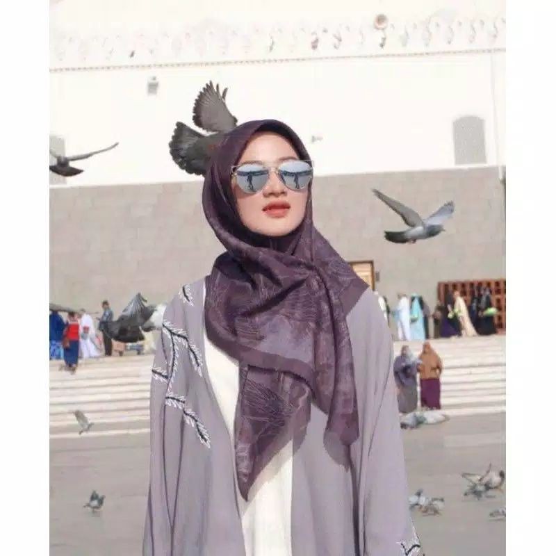 PROMO HIJAB SEGI EMPAT VOAL MOTIF MADINA WARNA UNGU KERUDUNG SQUARE TERBARU