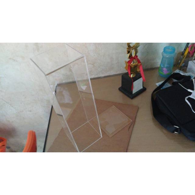 Box Display Piala Dari Akrilik
