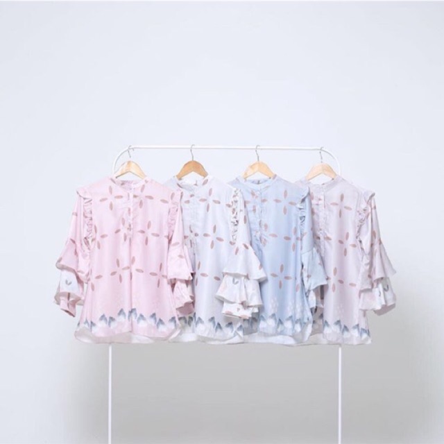 Selena Blouse Wearing Klamby