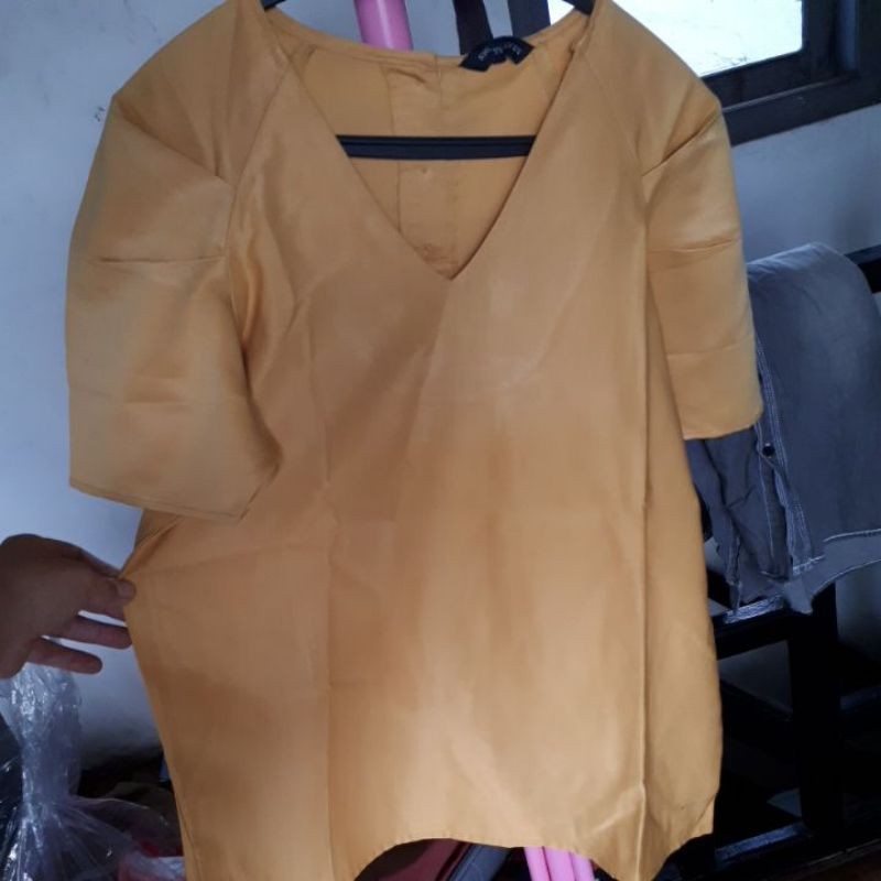 Baju lengan balon kuning bahan satin  preloved PL