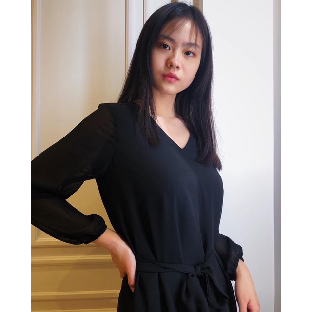 Simple Black Ruffle Mini Dress | gaun hitam ruffle lengan panjang simpel dan kasual