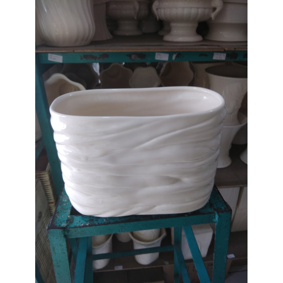 Vas Bunga Keramik Oval Selendang
