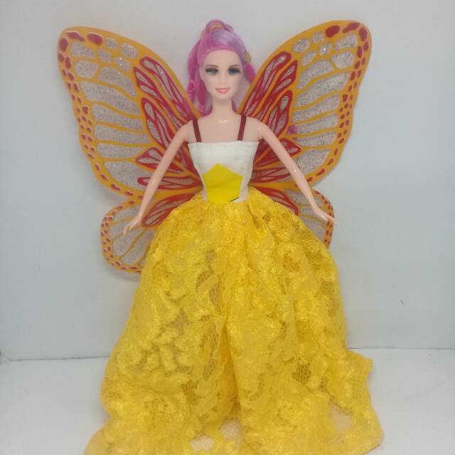 Koleksi busana pri D dengan bonekanya