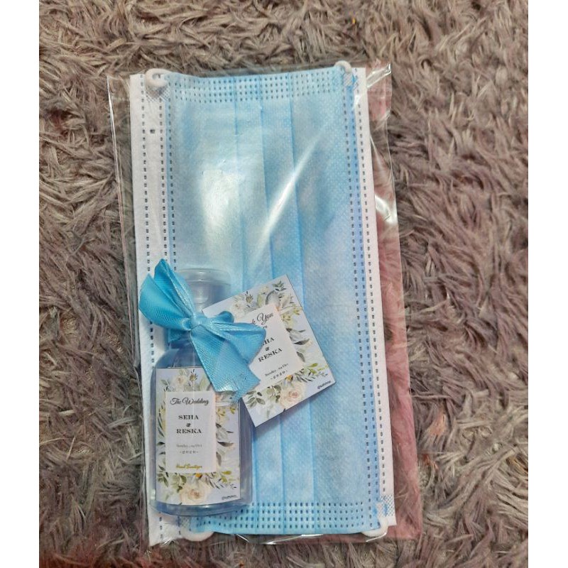 Souvenir masker dan hand sanitizer new normal kit