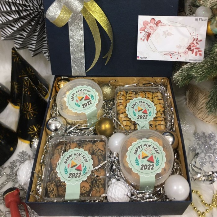 

Paket hampers tahun baru happy new year parcel kue kering hadiah 55