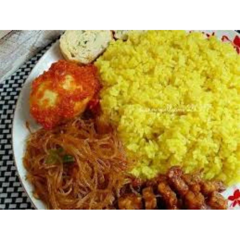 

nasi kuning komplit siap makan 10porsi (order sebelum jam 09.00 pagi)