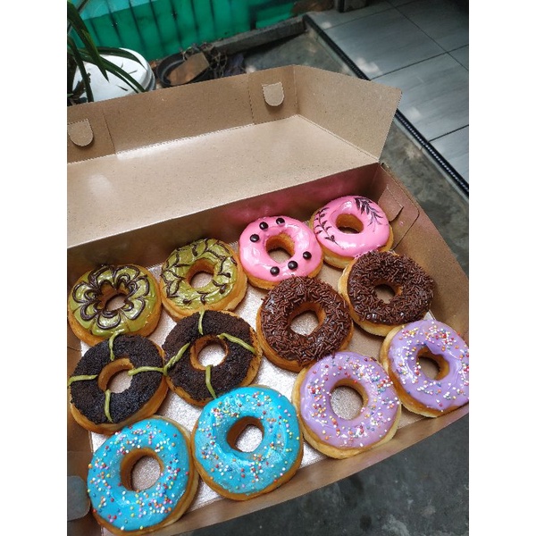 

Donat Topping Isi 12 Pcs
