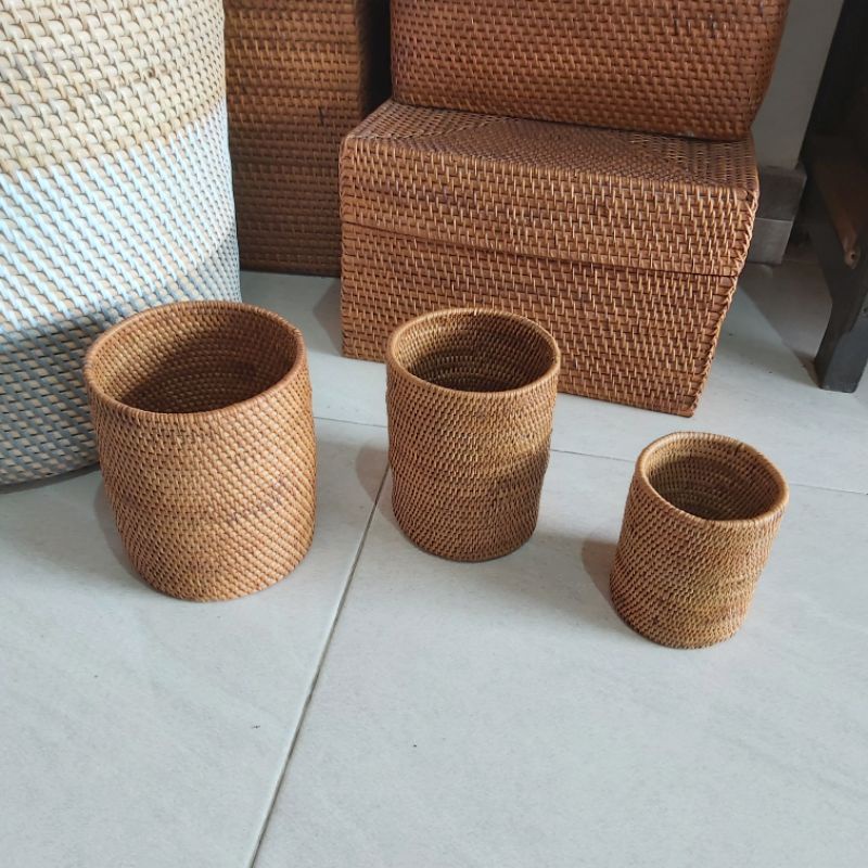 

tempat pensil rotan,,tempat sendok,,tempat lipstik