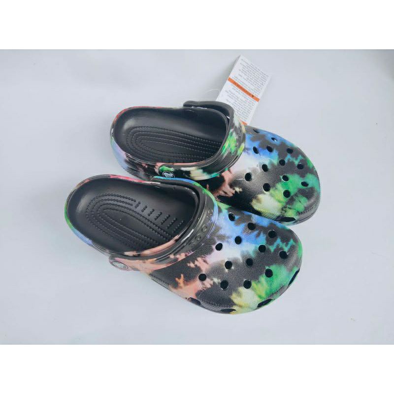 CROCS UNISEX CLASSIC TIE-DYE GRAPHIC CLOG SANDALS / CLASSIC CLOG MOTIF