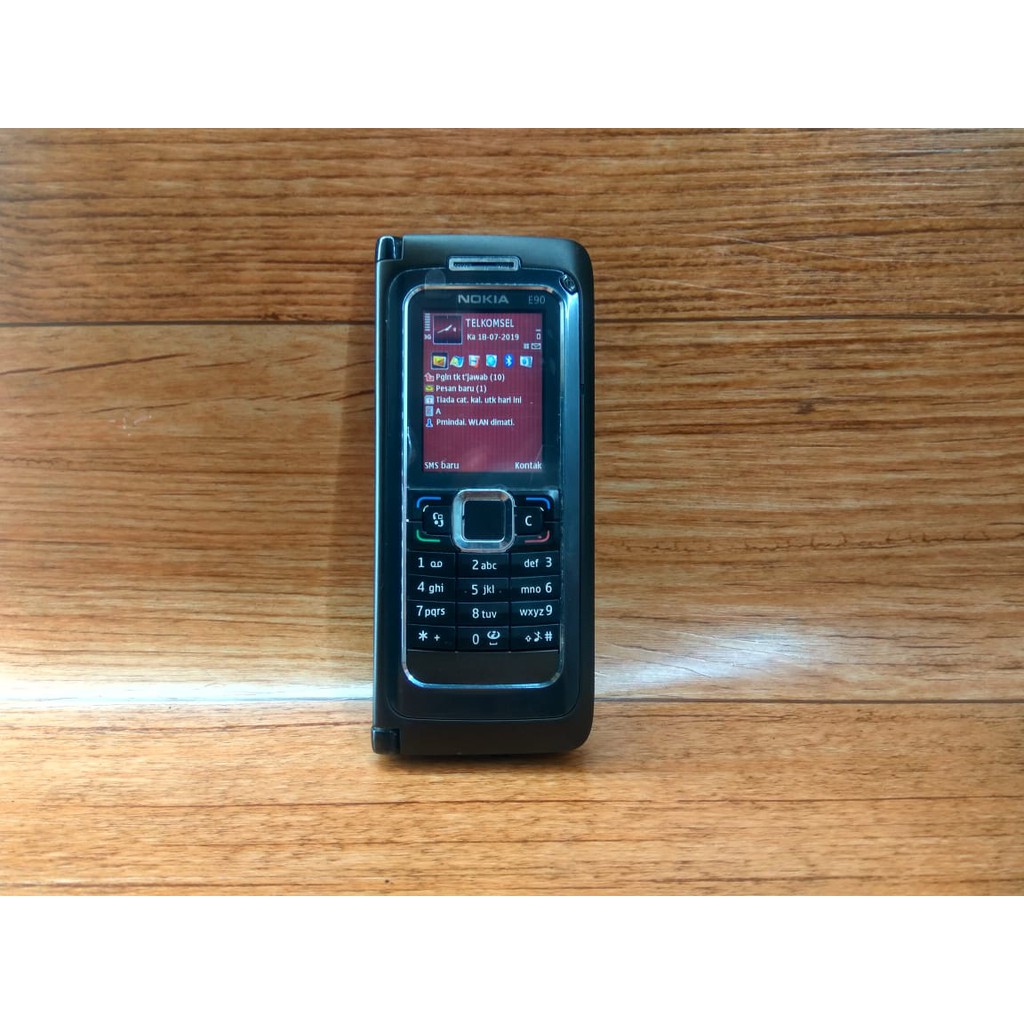 HP Handphone Nokia E90 Communicator Mulus Mocca