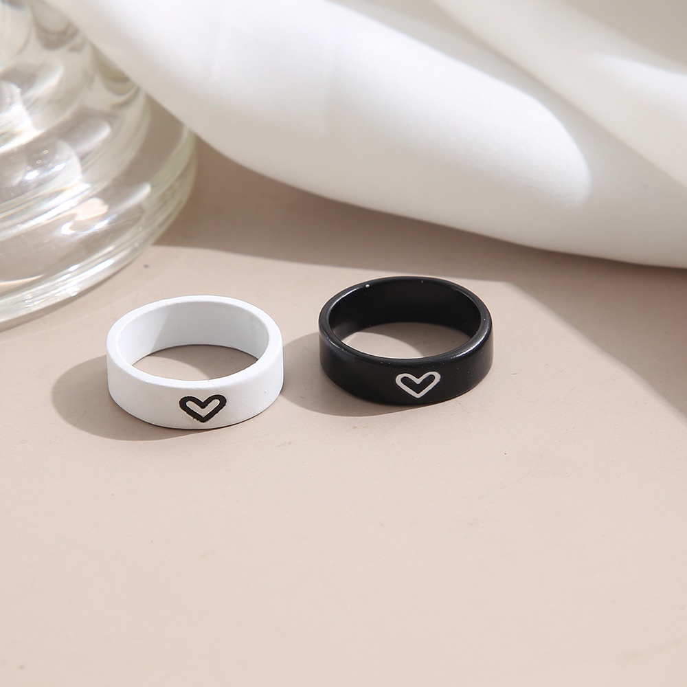 2pcs / set Cincin Pasangan / Pria / Wanita 2022 Desain Hati Hitam Putih simple Kreatif