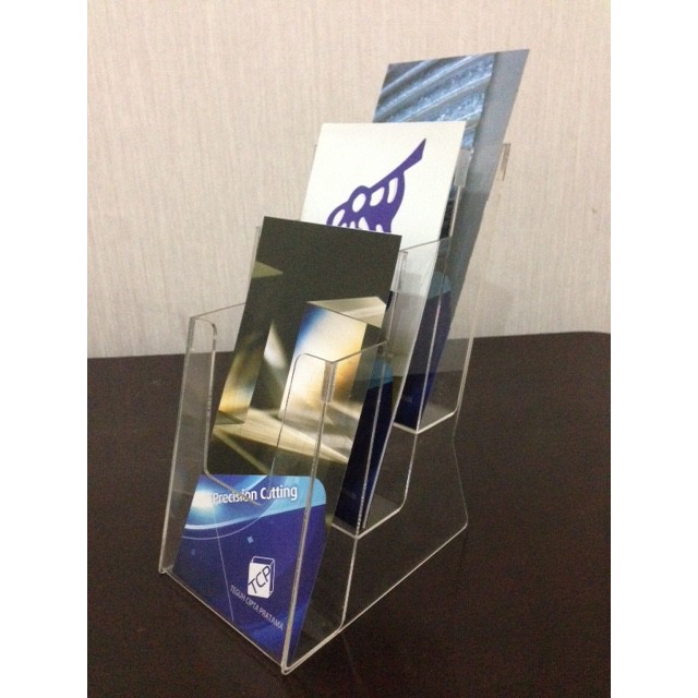 

Acrylic Tempat brosur ukuran A6 3 susun
