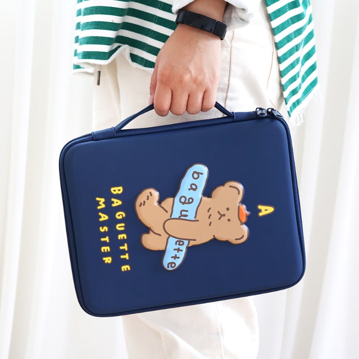 Sleeve Pouch Sarung Tas Bag Case Ipad Tab Tablet Macbook Air Pro Laptop Asus Acer Lenovo HP Huawei 11 12 13 14 15 inch Motif Gambar Karakter Beruang Bear Warna Biru Navy Beige Cream Lucu Cute Murah Korean Model Banyak Slot Ruang Stationary Tebal