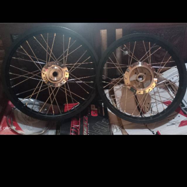 Vleg Rossi ring 18  215 + 250 2pcs