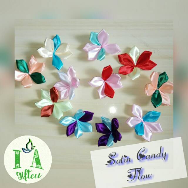 

Sovenir pernikahan / Aplikasi kraft / Sovenir cantik / bunga satin