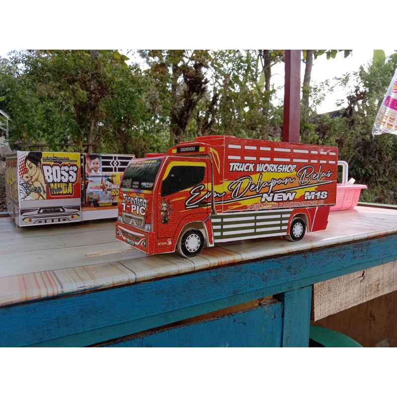 MINIATUR TRUK FUSO GIGA BAHAN KAYU TEBAL VARIASI STIKER TRUK OLENG