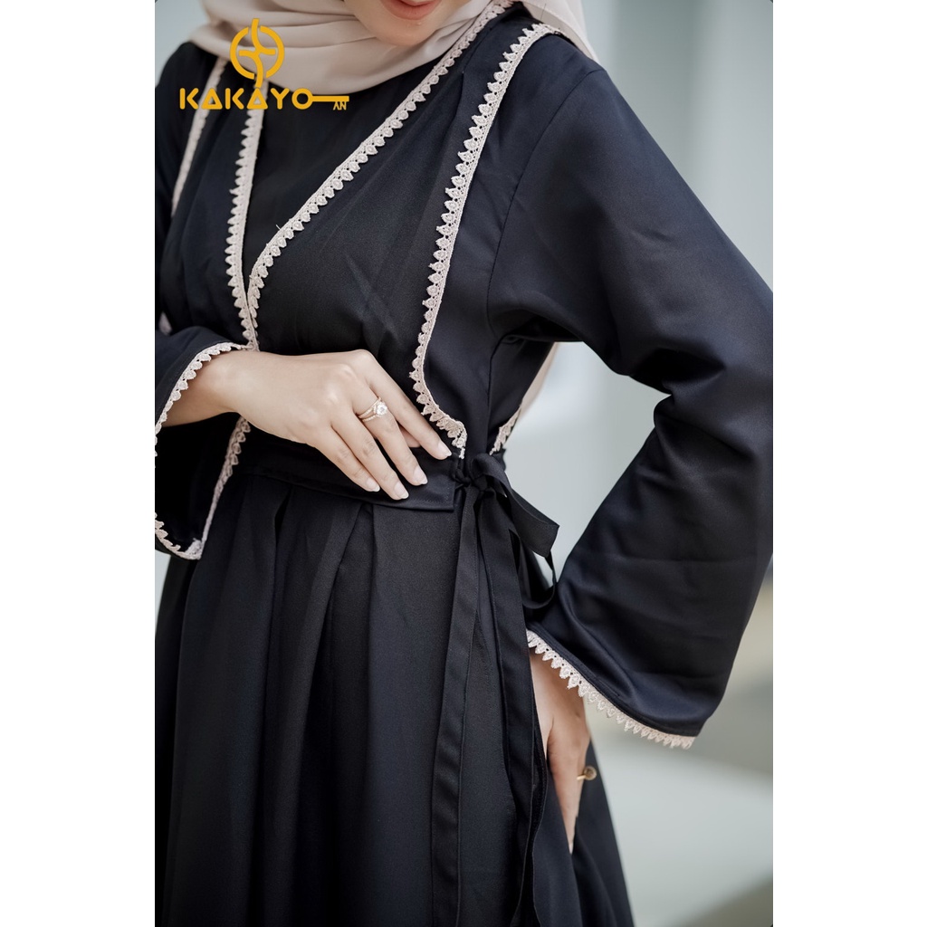 Gamis muslimah edisi khusus dari Kakayo dengan material dari Maxmara yg lembut di kombinasikan dengan kain diamond yg elegan, memakai renda yg cantik. produk edisi khusus bisa COD dan di jamin Original dari KAKAYO