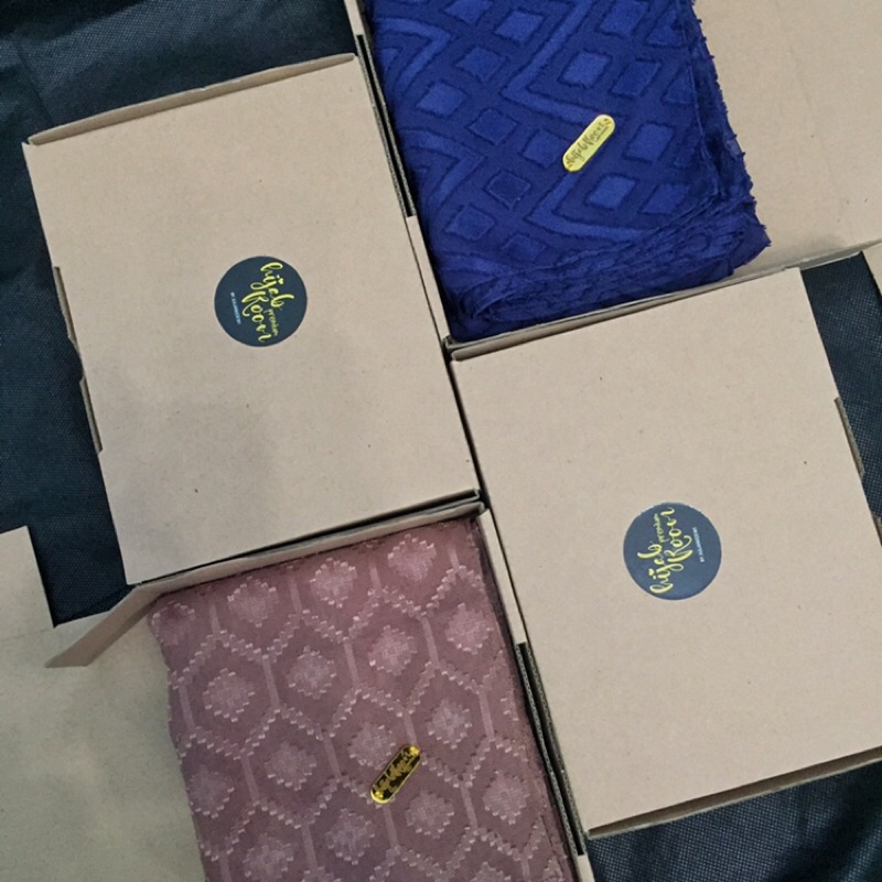 

Tambahan box die cut untuk kado hadiah ulang tahun wisuda graduation wedding pernikahan tunangan engagement