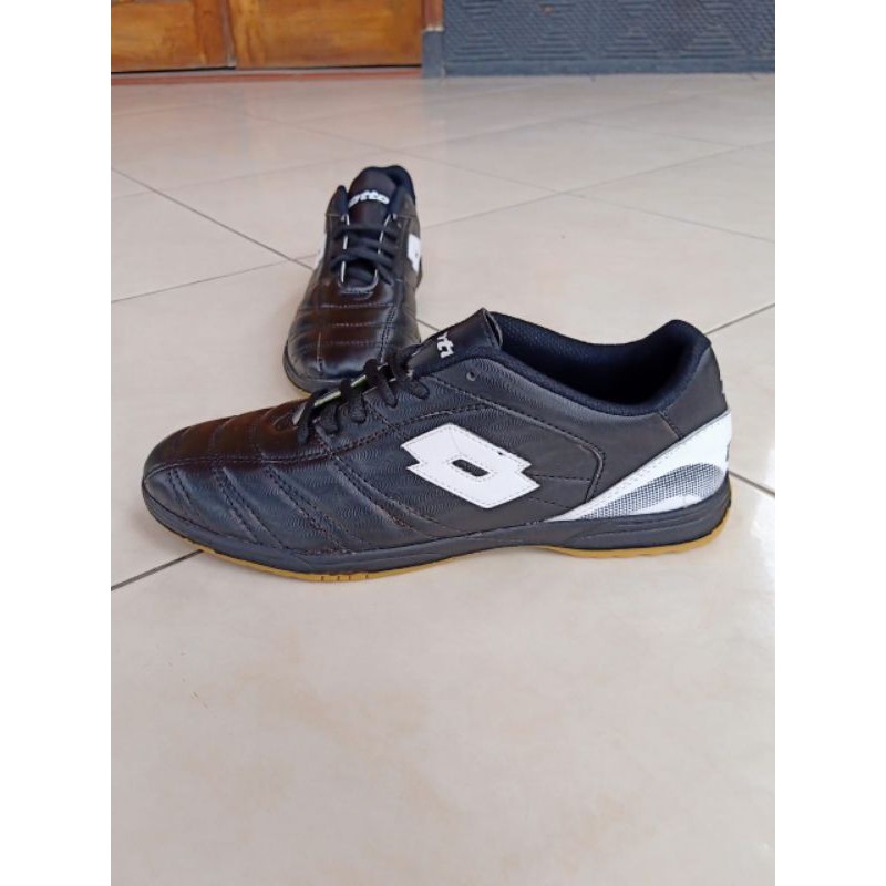 Sepatu olahraga Futsal LOTTO hitam size jumbo 45-47