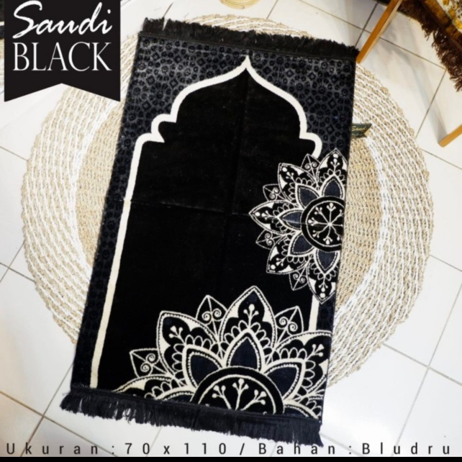 sajadah saudi hitam bahan bludru tebal ukuran 70 x 110 cm