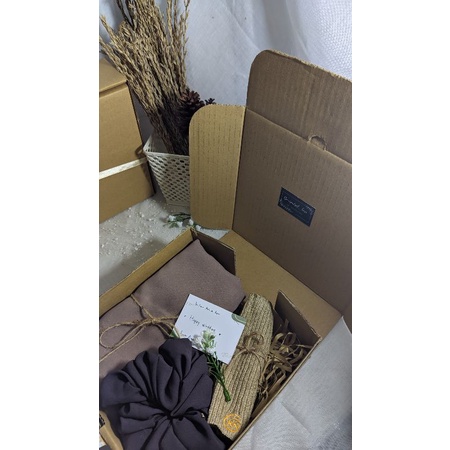 

SOUVENIR HAMPERS CEWEK | PAKET HADIAH HAMPERS HIJAB SQUARE KADO