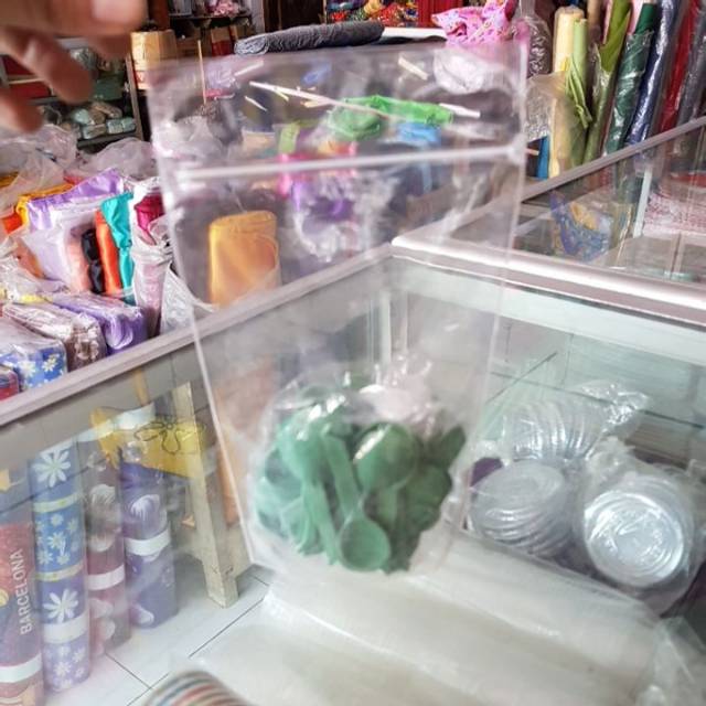 Plastik klip berdiri