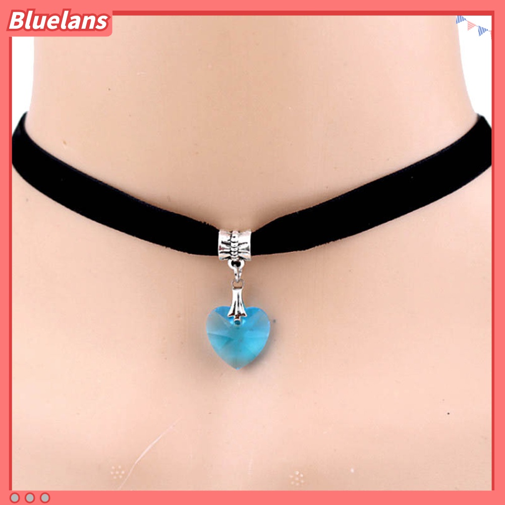 Kalung Choker Bahan Velvet Dengan Liontin Hati Aksen Berlian Imitasi Gaya Gothic Untuk Wanita
