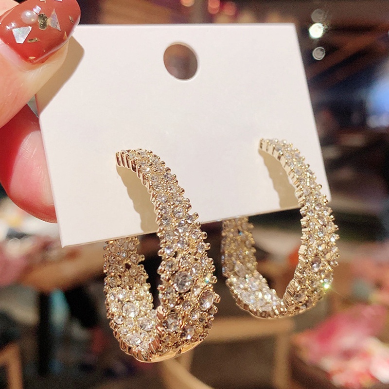 Anting Hoop Bentuk Bulat Aksen Berlian Kilau Warna Emas Untuk Wanita