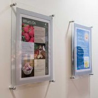 

papan signage display akrilik F4 perlengkapan kantor