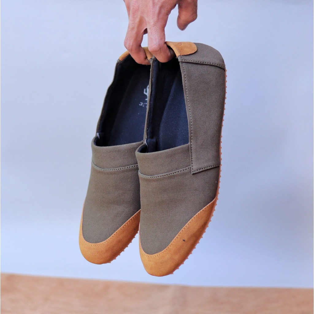 MOLK Sepatu Slip On Pria Kasual Sepatu Slop Pria Simple Anti slip Murah Main Gaya Hangout