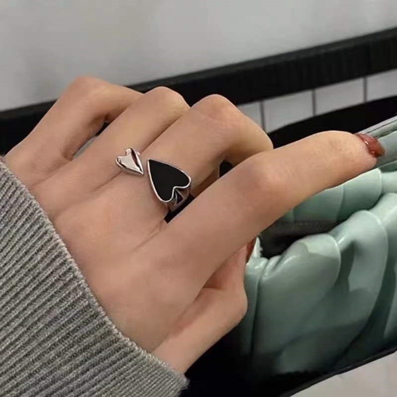 Cincin adjustable Desain Hati Warna Hitam Untuk Wanita