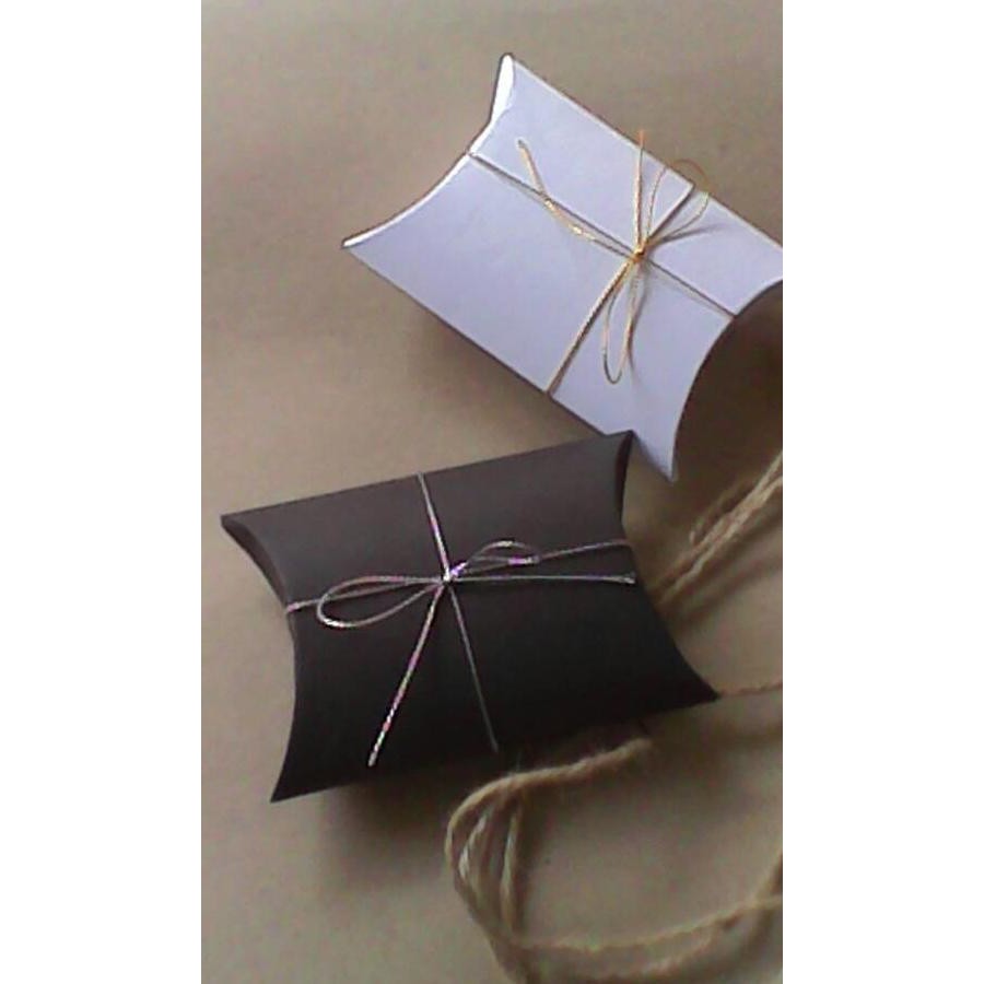 

Pillow Box / Kotak Kado Bahan Karton Linen Ukuran 11,5 X 8,5 X 3 Cm