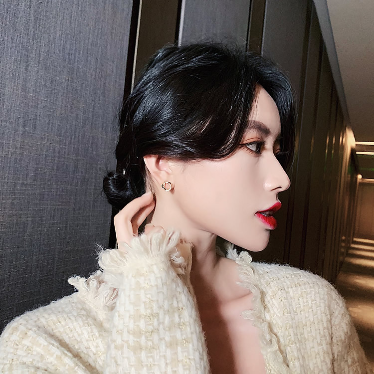 Anting Tusuk Gaya Korea Desain Bunga Hias Berlian Imitasi Untuk Wanita