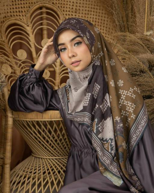Preloved anggrek KANAKA HARUM ISWARA GADANG ASA scarf bu sekretaris dewan andhira Wearing Klamby