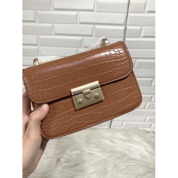 

Langsung Kirim...!297AN C**k Woden Boxy Croco Chain Ori