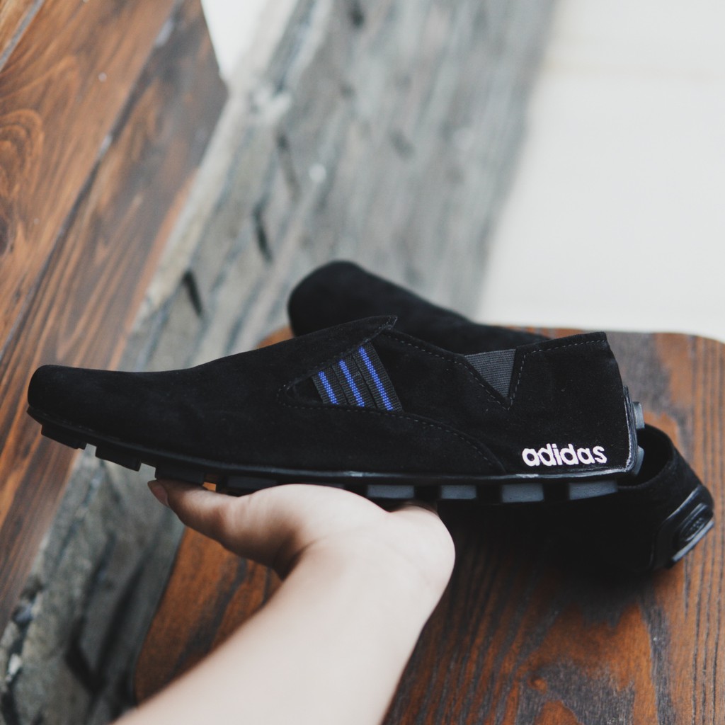 MS Shop - Sepatu Selop Pria Adidas Suarez Hitam List Biru Suede Kasual Slop Simple Slip On Cowok