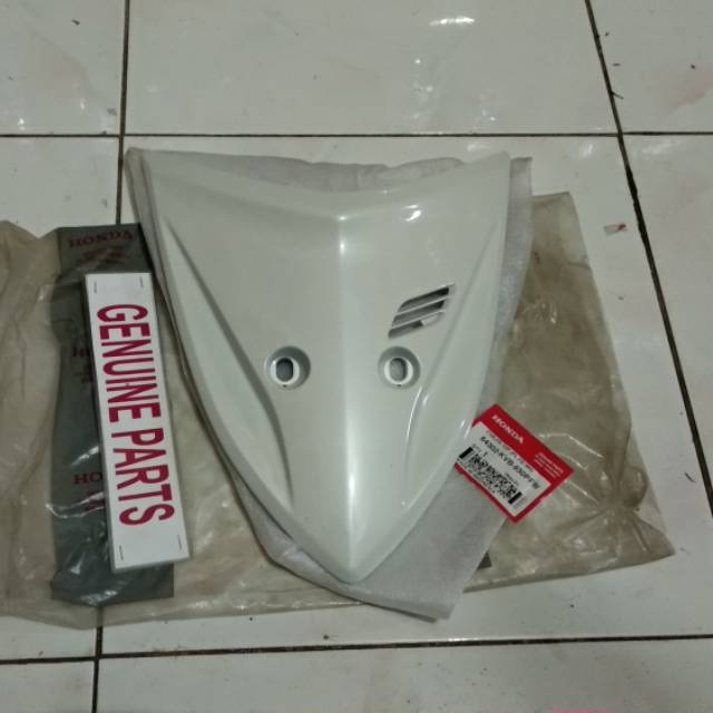 Dasi Cover Fr Front Top Dada Panel Plat Vario 110 Karbu Putih 64302-KVB-930PFW Ori Orginal Ahm