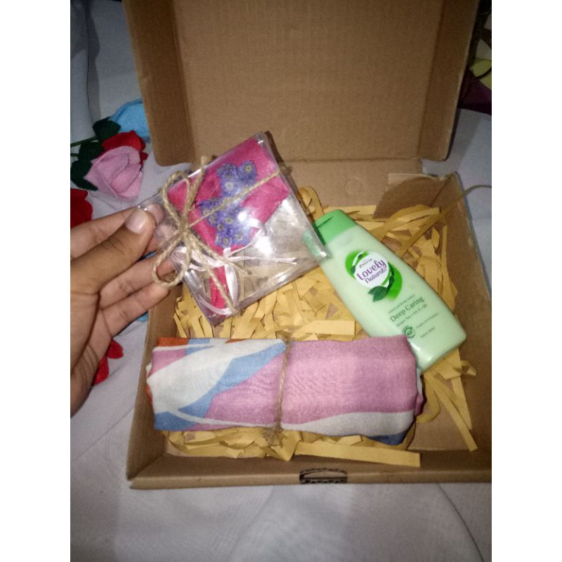 

Gift box hadiah wisuda atau birthday