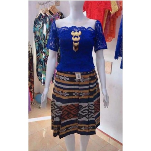 setelan etnik rok tenun dan atasan brokat biru