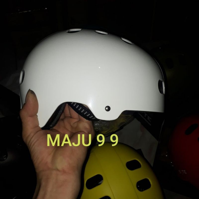 HELM SEPEDA MERK SYTE ADA LAMPU KEDIP DI BELAKANG