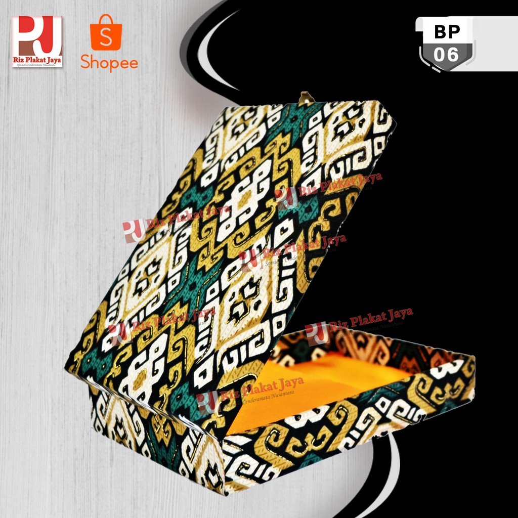 

Box Batik Plakat Kayu Pengerjaan Cepat dan Murah