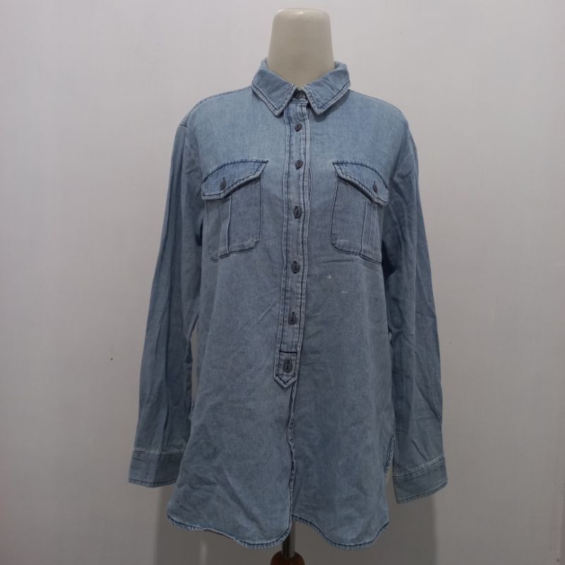 PRELOVED / THRIFT / SECOND KEMEJA JEANS / KEMEJA BLUE DENIM CEWEK / WANITA SIZE L LIKE NEW