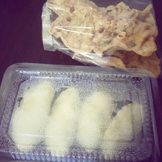 

Gemblong singkong dan peyek kacang
