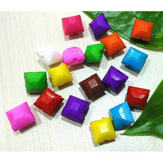 

Mote Akrilik Warna Bentuk Ketupat 1pack