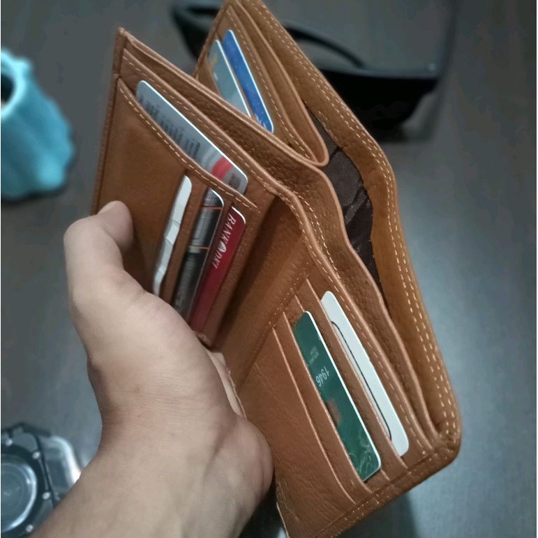 DOMPET KULIT LIPAT BUKU 3 RUANG‼️ dompet berkulitas dari anton hilmanto. dompet kulit lipat dua buku vertikal. dompet 14 slot penyimpanan kartu. dompet model dimensi 3 ruang #dompet #dompetlipat #dompetpria #dompetkulit #dompetcowok #dompetkeren