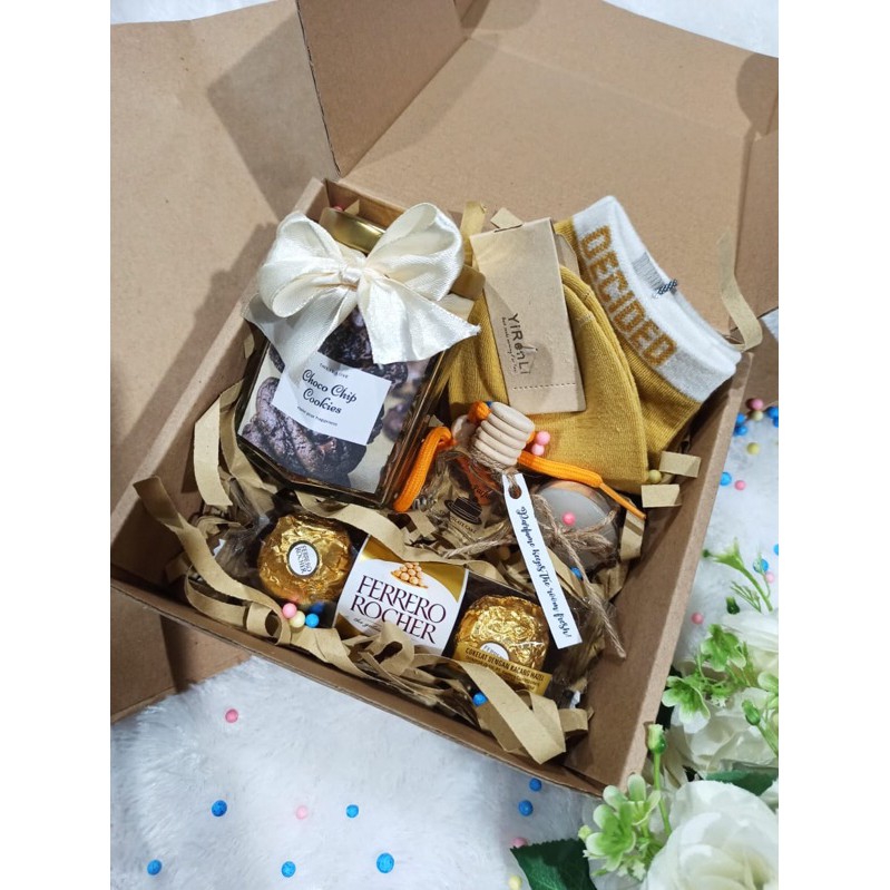 

HAMPERS LUCU / HAMPERS MURAH / GIFT BOX LUCU / KADO ULTAH /KADO ANNIVE / WISUDA / CEWEK WONOGIRI